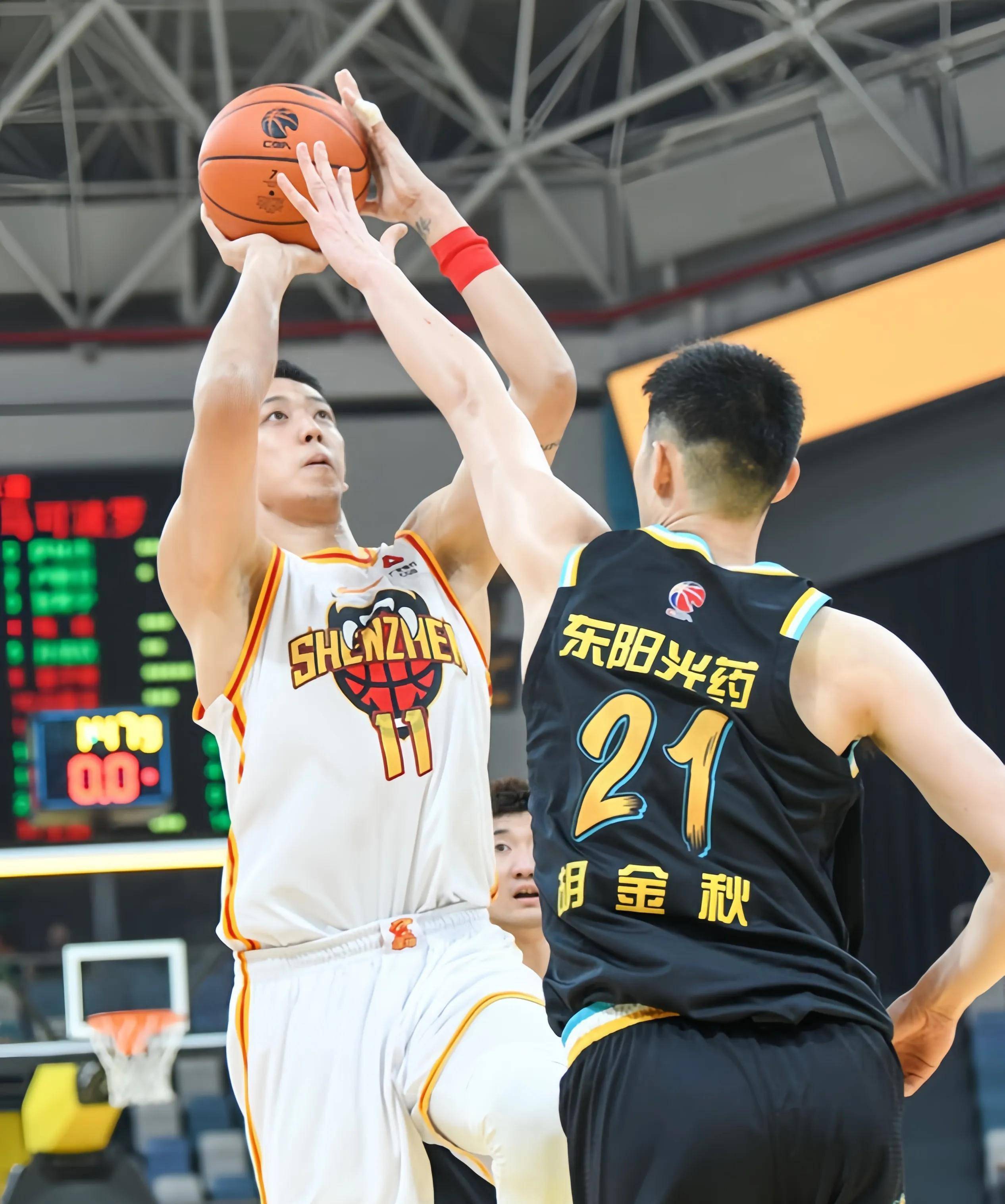 爱游戏大厅-福建队鏖战浙江队，周琦惊艳四座