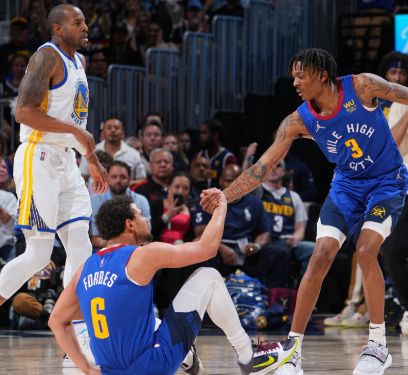 爱游戏在线-新疆队鏖战掘金，克莱惊艳四座