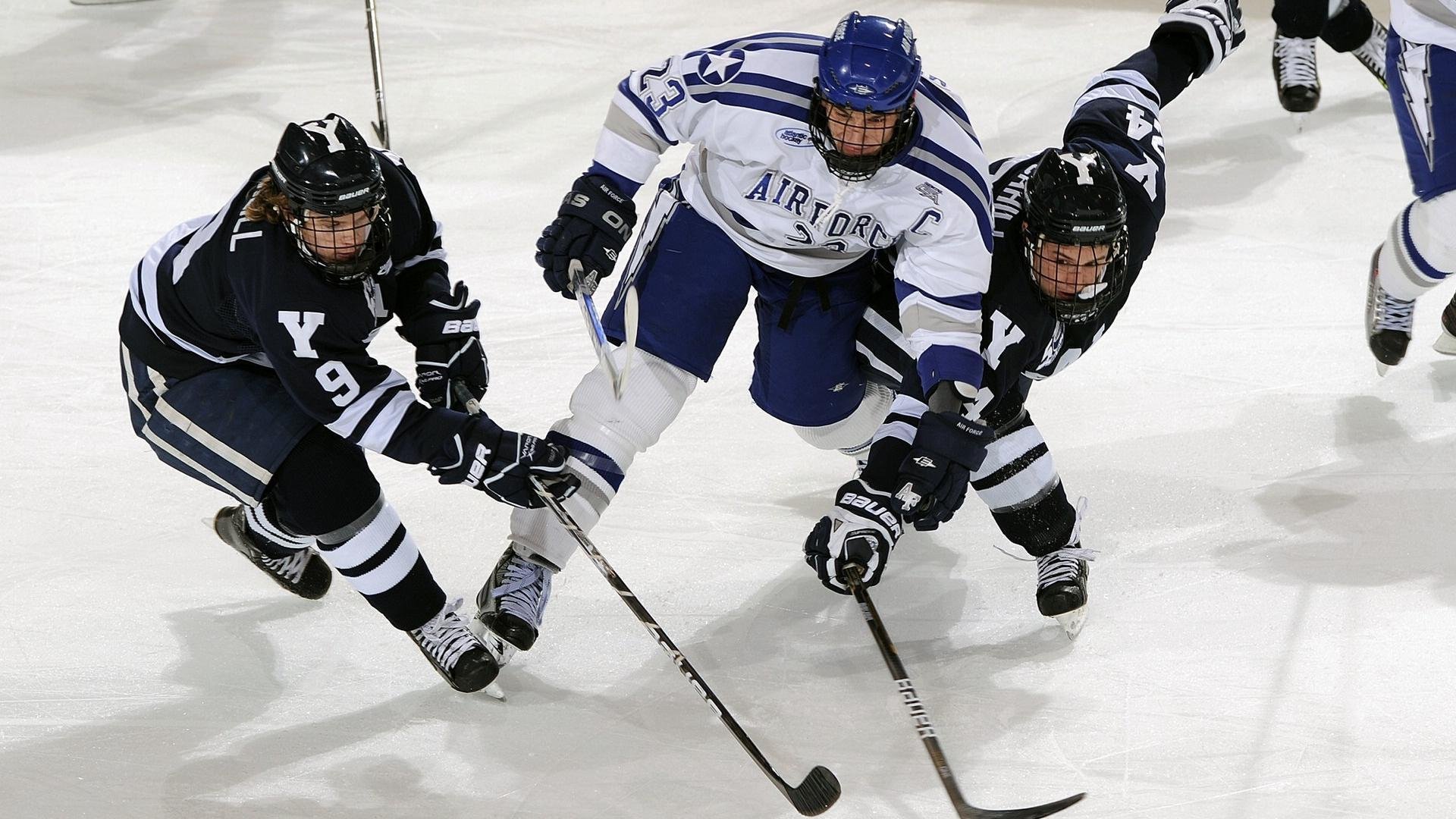 爱游戏2026-年度焦点之战之夜，李刚仁带动全队节奏